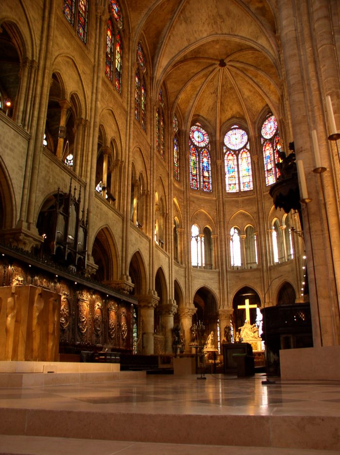 Chor der frühgotischen Emporenbasilika von Notre-Dame de Paris, Foto: <a href="https://commons.wikimedia.org/wiki/File:Notre_Dame_Altar_July_2005.jpg">"Notre Dame de Paris Altar (July 2005)"</a> von "Kmuehmel"/Kurt Muehmel (<a href="https://commons.wikimedia.org/wiki/File:Notre_Dame_Altar_July_2005.jpg">https://commons.wikimedia.org/wiki/File:Notre_Dame_Altar_July_2005.jpg</a>, CC BY-SA 3.0)